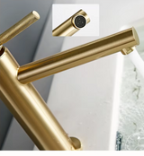GoldKnurl One – Luxe Geborsteld Gouden Wastafelkraan met 360° Rotatie