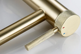 GoldKnurl One – Luxe Geborsteld Gouden Wastafelkraan met 360° Rotatie