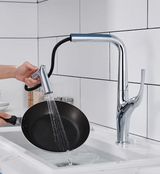 AquaLuxe – Luxe Uittrekbare Keukenmengkraan in Geborsteld Goud & Zwart