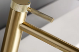 GoldKnurl One – Luxe Geborsteld Gouden Wastafelkraan met 360° Rotatie