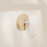 Houten Walnoot Hangende Hanger – Zwart of Wit | Decoratief & Praktisch