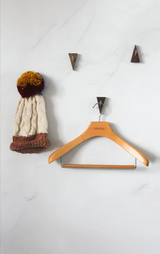 TriLuxe Driehoek Wandhaak – Messing & Massief Hout