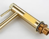 GoldKnurl One – Luxe Geborsteld Gouden Wastafelkraan met 360° Rotatie
