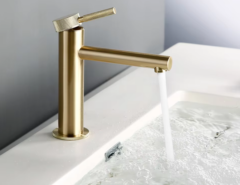 GoldKnurl One – Luxe Geborsteld Gouden Wastafelkraan met 360° Rotatie