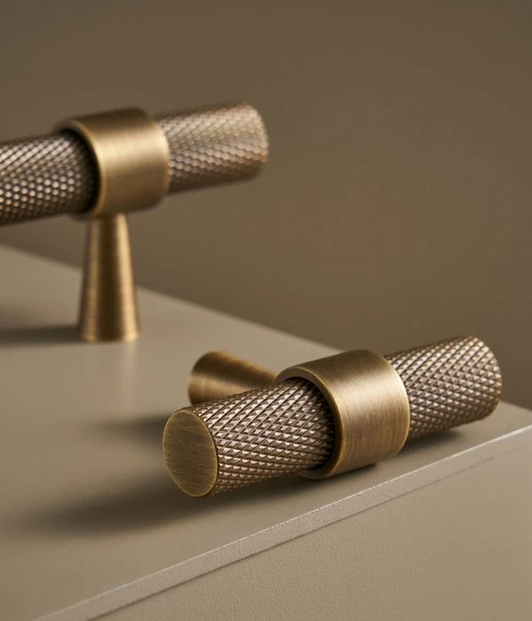 Nurlin Massief Messing Geribbelde T-Bar Handgreep