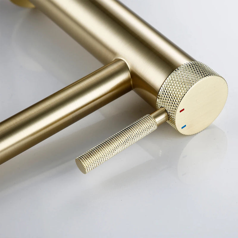 GoldKnurl One – Luxe Geborsteld Gouden Wastafelkraan met 360° Rotatie