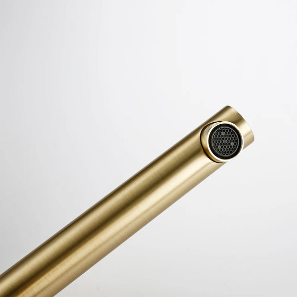 GoldKnurl One – Luxe Geborsteld Gouden Wastafelkraan met 360° Rotatie