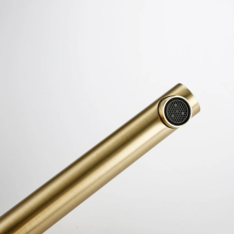 GoldKnurl One – Luxe Geborsteld Gouden Wastafelkraan met 360° Rotatie
