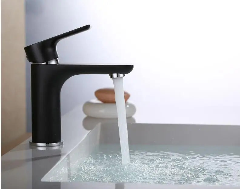 Amora Wastafelkraan – Stijlvolle Koud/Warm Waterkraan met Messing Behuizing