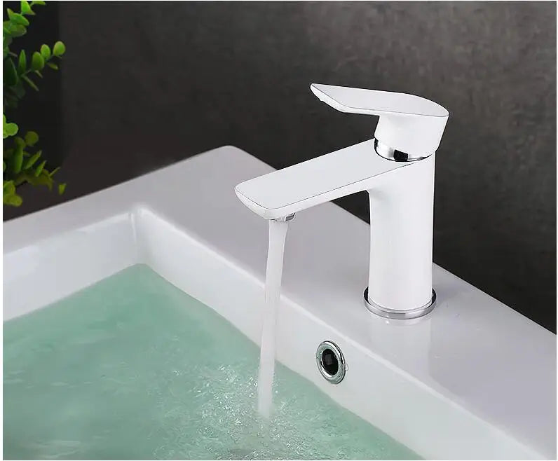 Amora Wastafelkraan – Stijlvolle Koud/Warm Waterkraan met Messing Behuizing